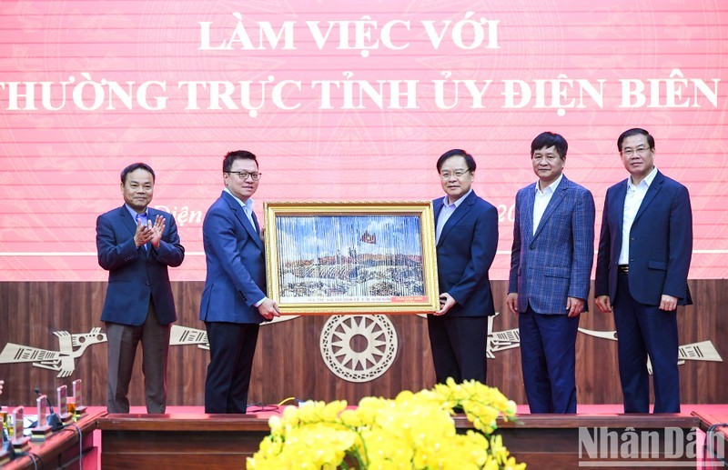 Руководители провинции Дьенбьен вручают подарок делегации газеты «Нянзан». Фото: Тхань Дат