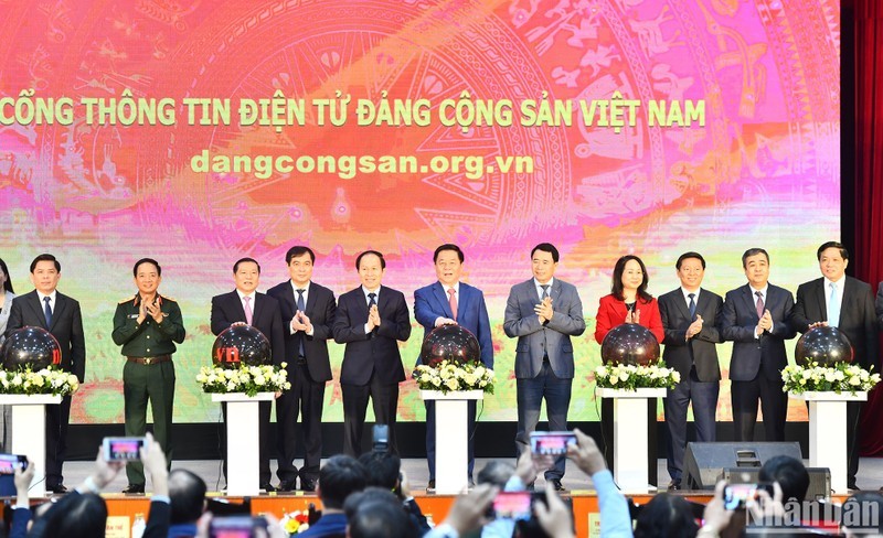 Делегаты нажимают кнопки в знак официального открытия электронного портала КПВ. Фото: Данг Кхоа