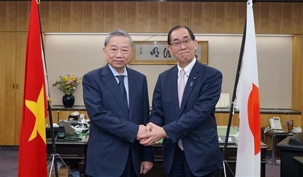 Министр общественной безопасности То Лам (слева) работает с Министром внутренних дел и коммуникаций Такеаки Мацумото. (Фото: ВИА)