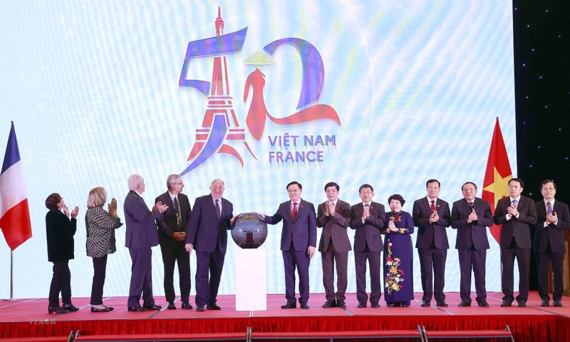 Председатель НС Вьетнама Выонг Динь Хюэ и Председатель Сената Франции Жерар Ларше на церемонии объявления логотипа 50-летия дипломатических отношений между Вьетнамом и Францией. Фото: ВИА