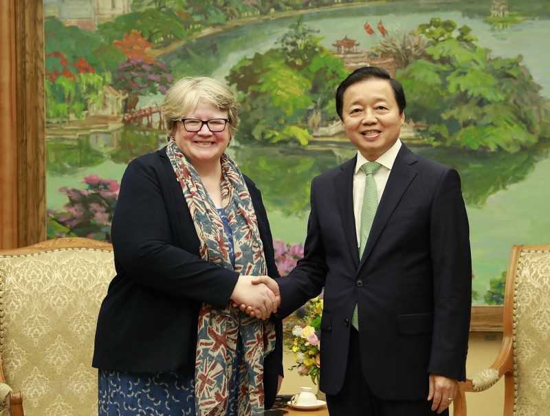 Вице-премьер Чан Хонг Ха и Министр окружающей среды, продовольствия и сельского хозяйства Великобритании Тереза Коффи. Фото: ВИА