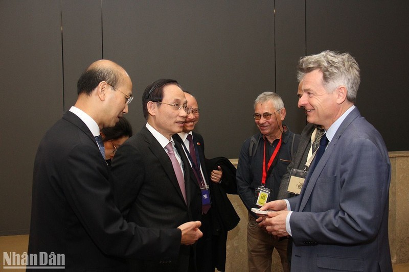 Товарищ Ле Хоай Чунг беседует с Национальным секретарем ФКП Фабьеном Русселем.