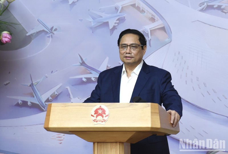 Премьер-министр Фам Минь Тьинь выступает с руководящей речью на заседании. Фото: Чан Хай