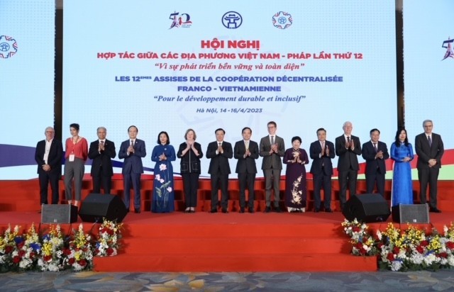 Участники 12-й конференции по сотрудничеству между местностями Вьетнама и Франции.