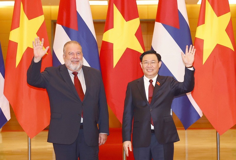 Председатель НС Выонг Динь Хюэ и Премьер-министр Кубы Мануэль Марреро Крус, находившийся с официальным дружественным визитом во Вьетнаме в сентябре-октябре 2022 года. Фото: ВИА