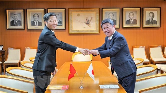 Товарищ Чан Туан Ань и Генеральный секретарь Либерально-демократической партии Японии Тосимицу Мотэги. Фото: ВИА