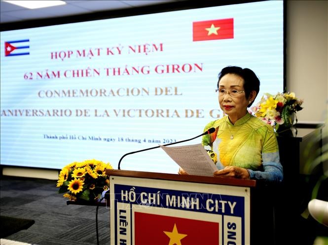 Председатель Общества вьетнамско-кубинской дружбы г. Хошимина Чыонг Тхи Хиен выступает с речью. Фото: ВИА