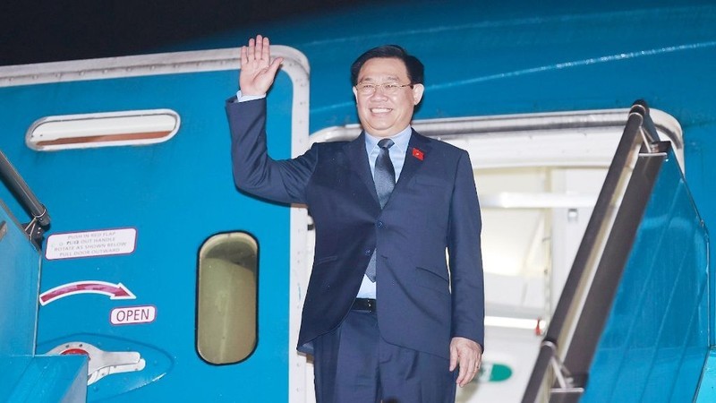 Председатель НС Выонг Динь Хюэ в аэропорту Нойбай. Фото: ВИА