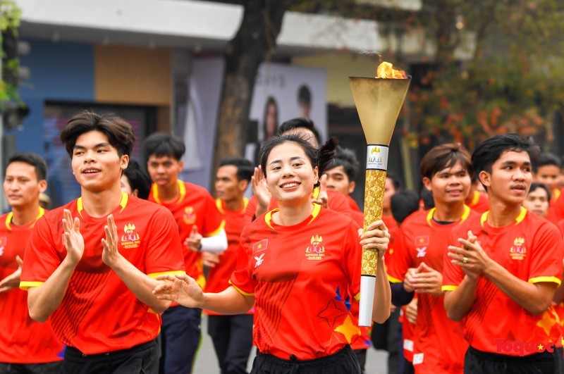 Спортсмены принимают участие в эстафете факела 32-х Игр Юго-Восточной Азии в Ханое. Фото: Нам Нгуен
