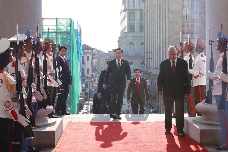 Официальная церемония встречи Председателя НС Выонг Динь Хюэ. Фото: ВИА