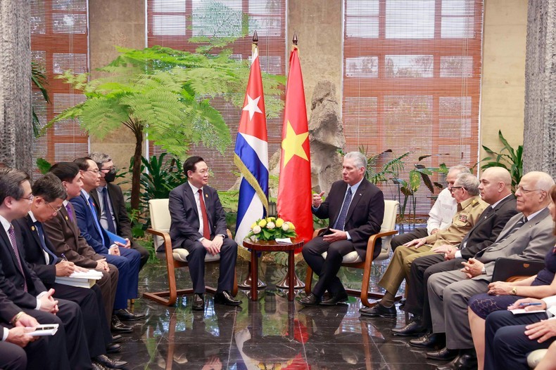 Председатель НС Выонг Динь Хюэ на встрече с генералом армии Раулем Кастро Русом и Президентом Кубы Мигелем Диас-Канелем. Фото: Зоан Тан
