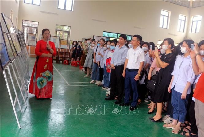 Это возможность для учителей и учащихся 19 неполных средних школ в уезде Кимбанг ознакомиться со многими ценными историческими документами. Фото: ВИА