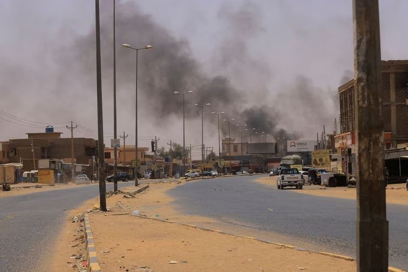 Дым над Омдурманом, Судан, во время боевых действий, 15 апреля 2023 года. Фото: Рейтер