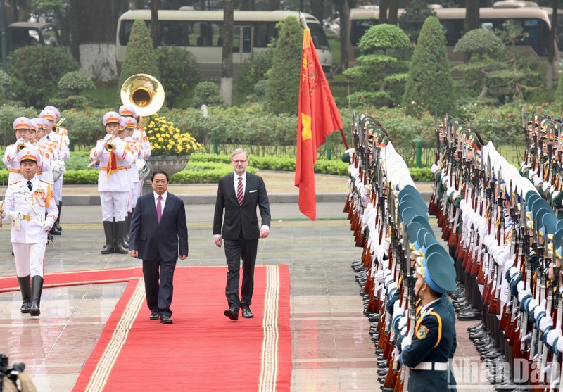 Премьер-министры двух стран обходят строй почетного караула. Фото: Чан Хай