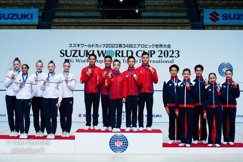 5 членов вьетнамской команды обыграли команды Франции и Японии и завоевали золотую медаль. Фото: MeloGym