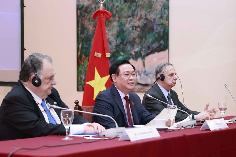 Председатель НС Выонг Динь Хюэ выступает на мероприятии «50-летие отношений между Вьетнамом и Аргентиной: Настоящее и будущее». Фото: ВИА
