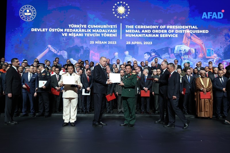 Президент Турции Реджеп Тайип Эрдоган вручает медаль представителю аварийно-спасательной делегации Вьетнамской народной армии.