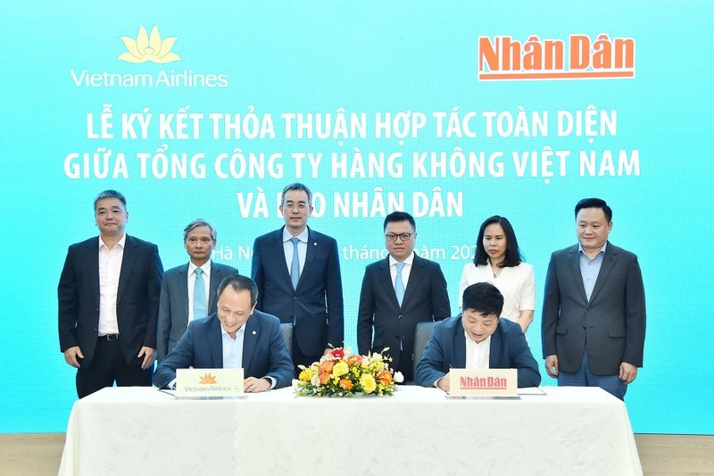 Руководители газеты «Нянзан» и «Вьетнамских авиалиний» на церемонии подписания соглашения.