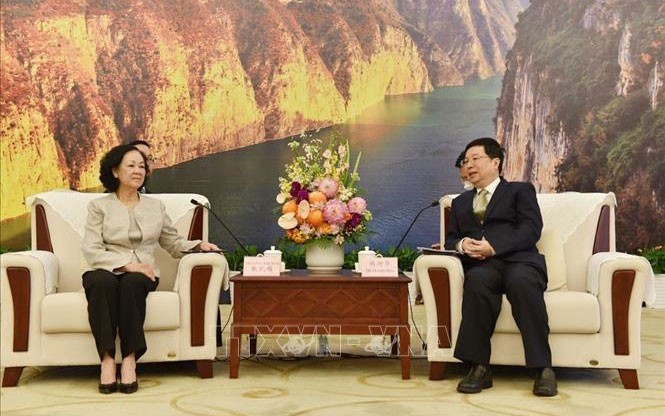 Товарищ Чыонг Тхи Май на встрече с Мэром Чунцина Ху Хэнхуа. Фото: ВИА