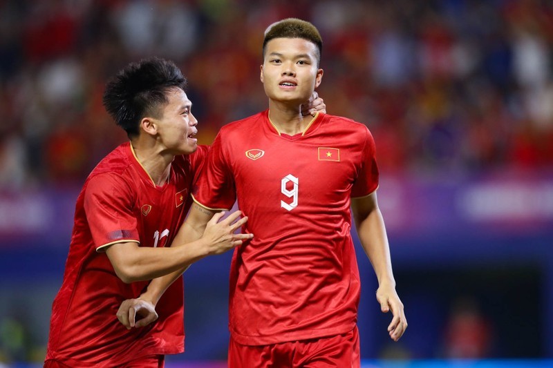 Ван Тунг (справа) забил гол на второй минуте. Фото: Ньы Дат