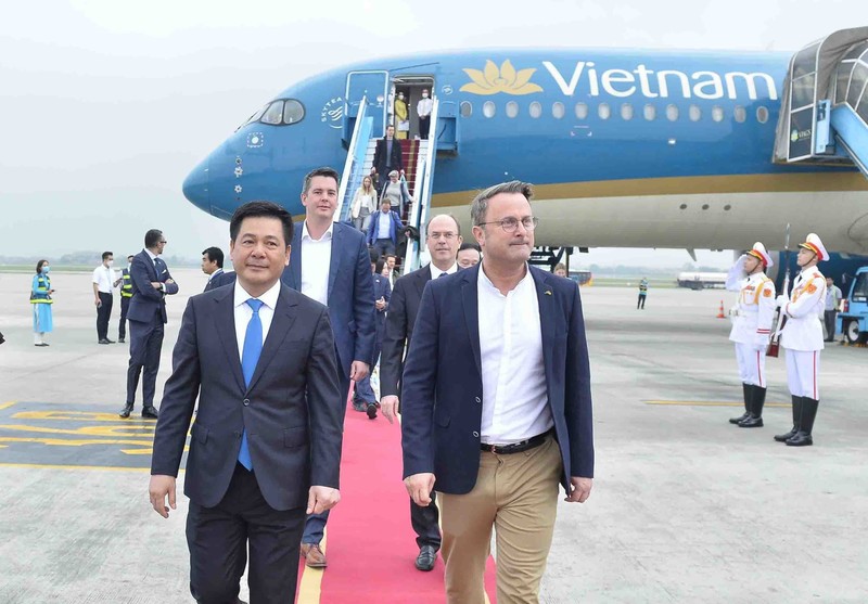 Министр промышленности и торговли Нгуен Хонг Зиен встречает Премьер-министра Люксембурга в аэропорту. Фото: ВИА