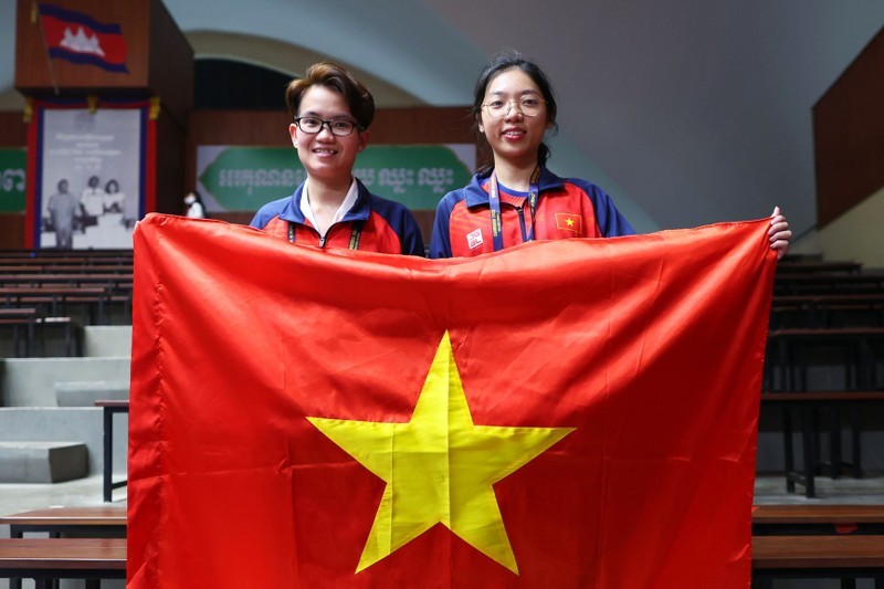 Игроки Тон Ны Хонг Ан (слева) и Фам Тхань Фыонг Тхао заняли первое место в «Оук Чатранг».