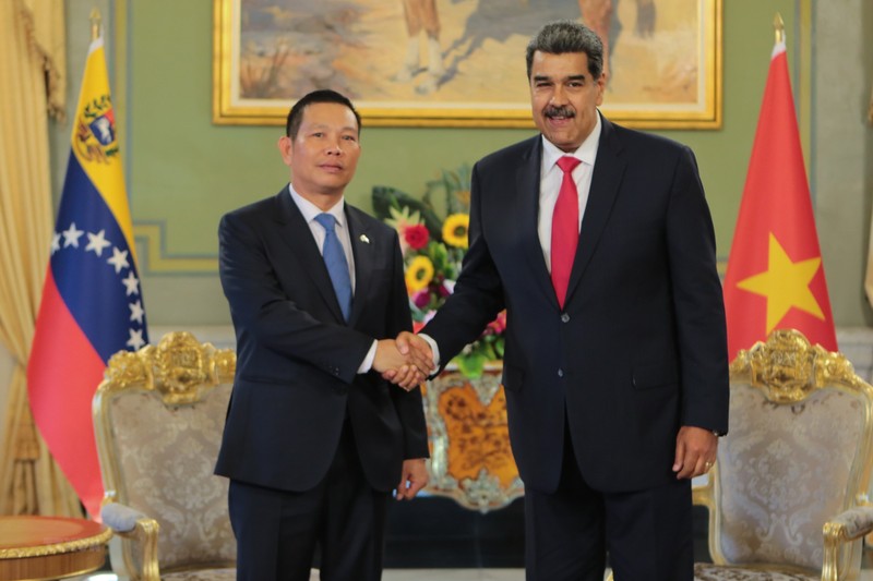Президент Венесуэлы Николас Мадуро (справа) и Посол Вьетнама в Венесуэле Ву Чунг Ми. Фото: ВИА