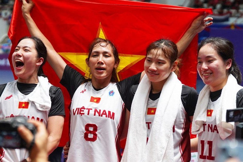 Женская сборная Вьетнама по баскетболу выиграла историческую золотую медаль на Играх ЮВА.