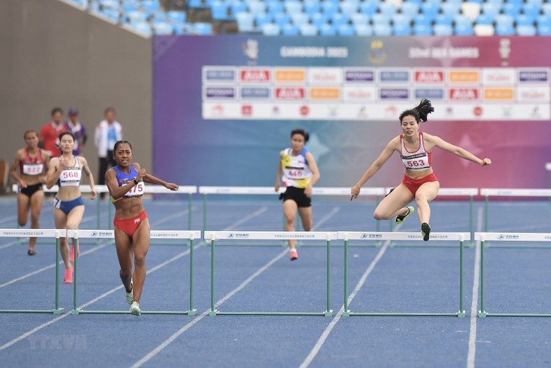 Нгуен Тхи Хуен (номер 563) завоевала золотую медаль в беге на 400 метров с барьерами среди женщин. Фото: ВИА
