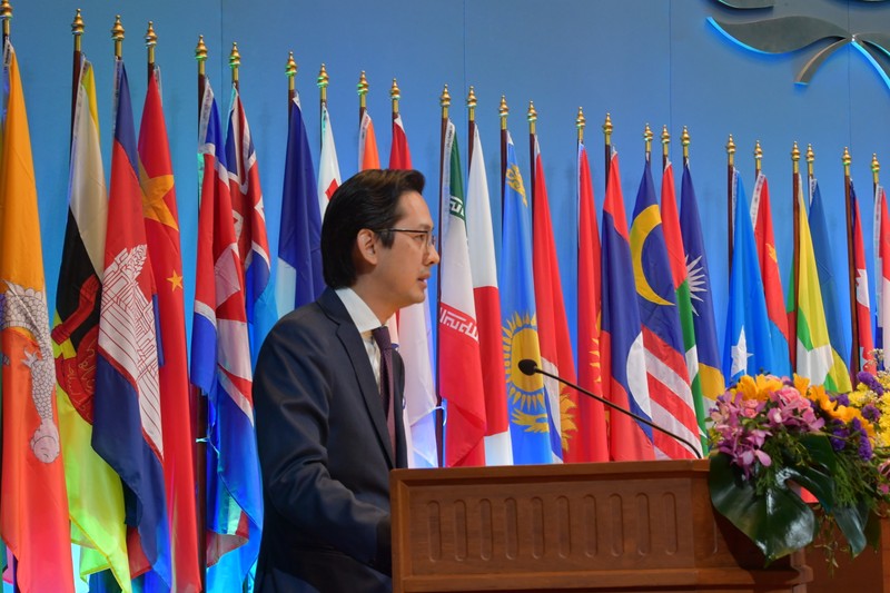 Заместитель министра До Хунг Вьет выступает на дискуссии.