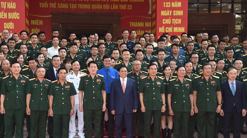 Премьер-министр Фам Минь Тьинь и делегаты на мероприятии. Фото: Чан Хай