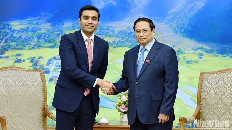 Премьер-министр Фам Минь Тьинь принимает г-на Карана Адани. Фото: Чан Хай