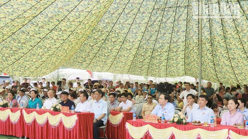 Товарищ Чан Тхань Ман и делегация на Фестивале сбора сливы Моктяу 2023 года.