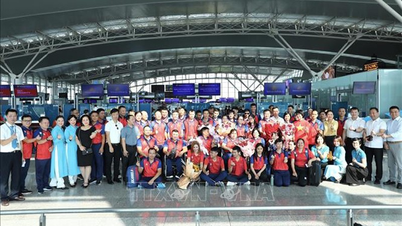 Церемония проводов делегации в международном аэропорту Нойбай (Ханой). Фото: ВИА