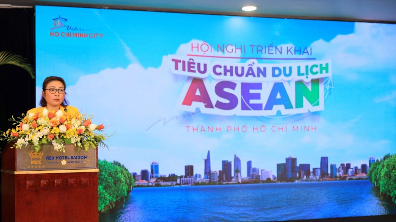 Замдиректора Департамента туризма города Буй Тхи Нгок Хиеу выступает на мероприятии. Фото: cand.com.vn