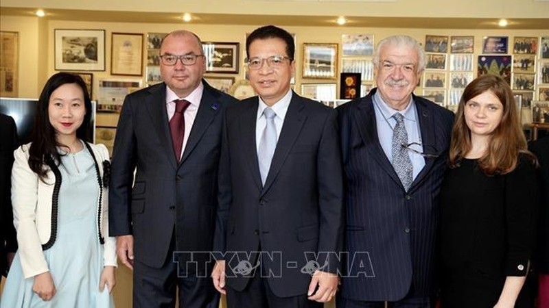 Посол Данг Минь Кхой фотографируется с руководством ТАСС. Фото: ВИА