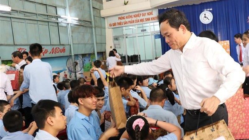 Вице-премьер Чан Лыу Куанг вручает детям подарки. Фото: ВИА