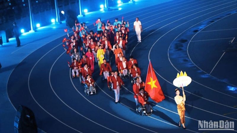 Парад делегации Вьетнама по стадиону.
