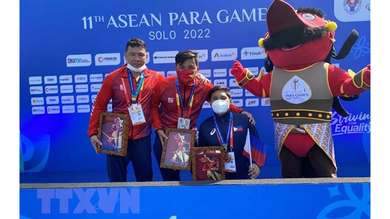 Пловец Во Хюинь Ань Кхоа (в центре) на 11-х Паралимпийских играх АСЕАН. Фото: ВИА