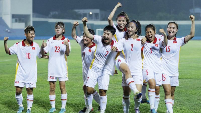 Игроки женской сборной U20 Вьетнама празднуют победу. Фото: Федерация футбола Вьетнама