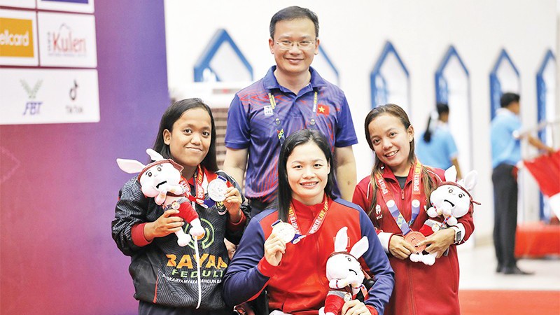 Чинь Бить Ньы (в центре) выиграла три золотые медали по плаванию 7 июня. Фото: Тхай Зыонг