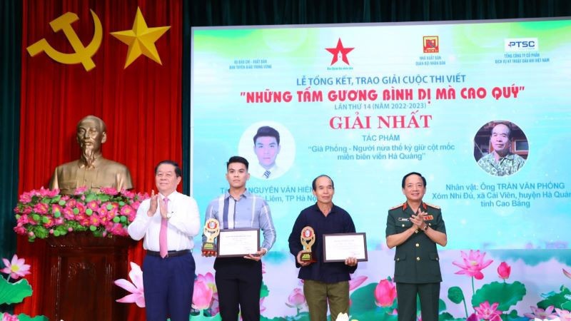 Товарищ Нгуен Чонг Нгиа и генерал-лейтенант Чинь Ван Кует вручают первый приз.