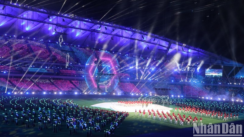 Впечатляющий художественный номер на церемонии закрытия 12-х Паралимпийских игр АСЕАН. Фото: Нгуен Хиеп - Шон Синь