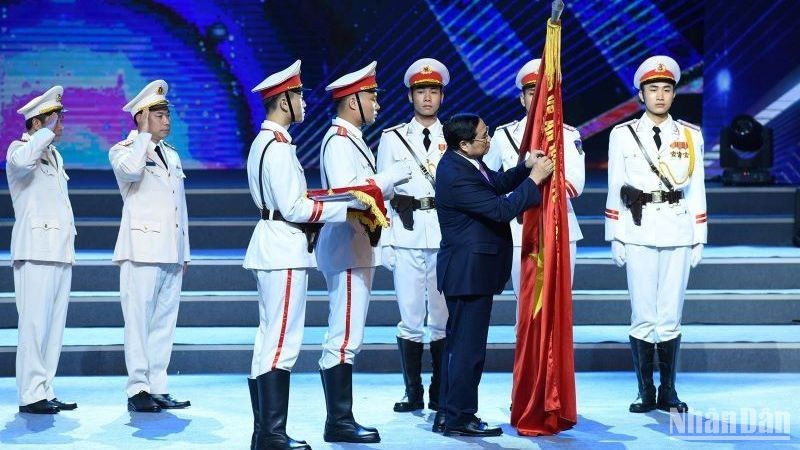 Премьер-министр Фам Минь Тьинь вручает значок о присвоении звания «Герой Народных вооруженных сил». Фото: Чан Хай