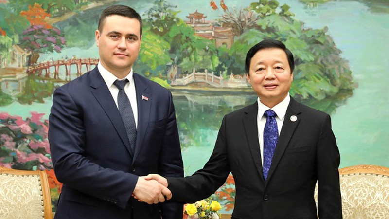 Вице-премьер Чан Хонг Ха (справа) и Министр образования Беларуси Андрей Иванец. Фото: VGP