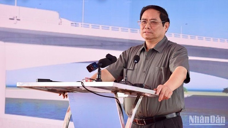 Премьер-министр Фам Минь Тьинь выступает на церемонии открытия моста Ньынгует (2-й этап). Фото: Чан Хай