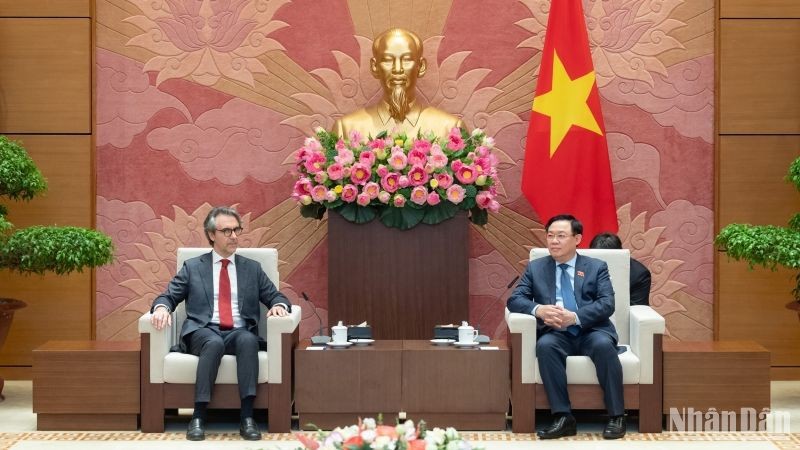 Председатель НС Выонг Динь Хюэ (справа) и Глава миссии ЕС во Вьетнаме, Посол Джорджио Алиберти. Фото: Зюи Линь