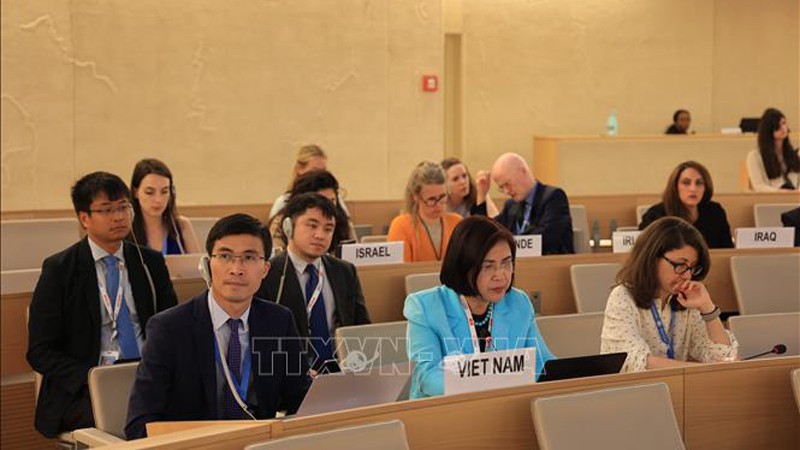 Посол Ле Тхи Тует Май (первый ряд, в центре). Фото: ВИА