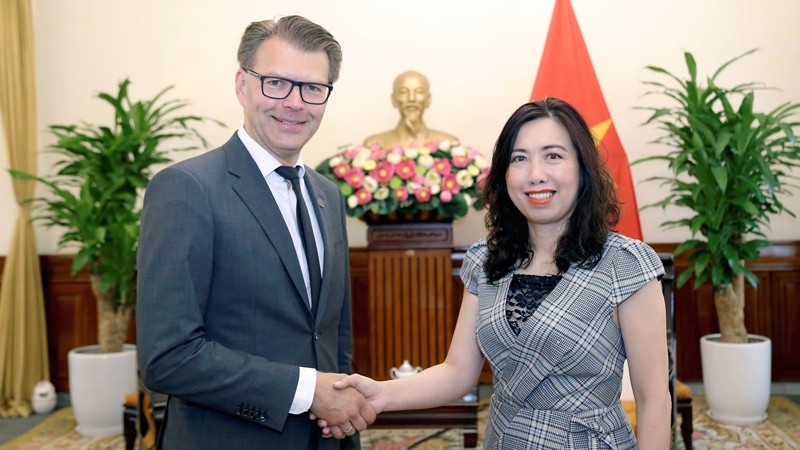Заместитель министра иностранных дел Ле Тхи Тху Ханг и г-н Даниэль Каспари. Фото: МИД Вьетнама