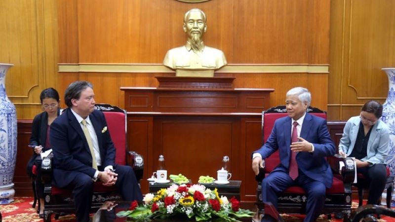 Председатель ЦК ОФВ До Ван Тьиен (справа) и Посол США во Вьетнаме Марк Э. Кнаппер.